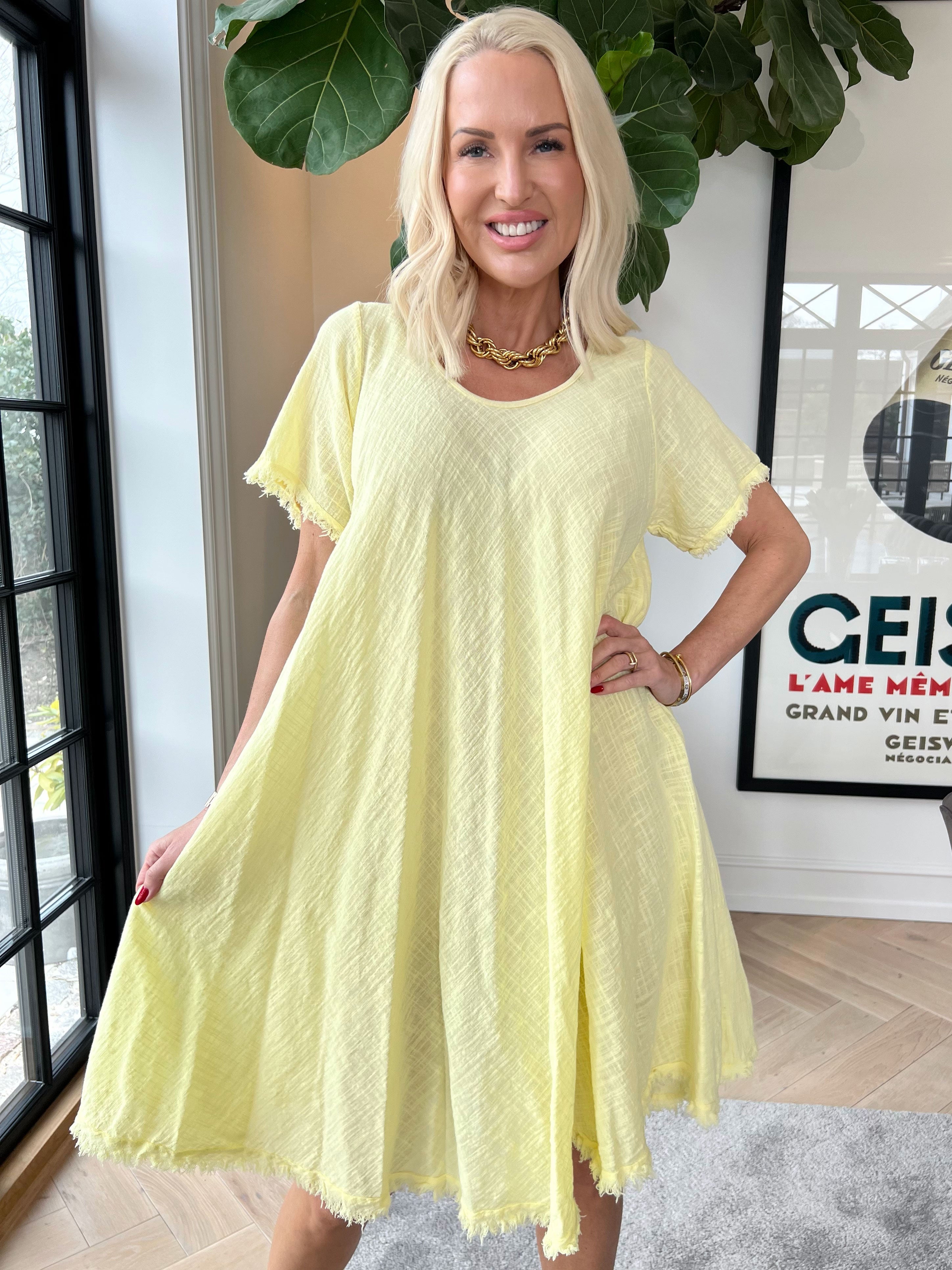 Slone - Sød bomuldskjole i hørlignende stof med frynsekant forneden og ved ærmer